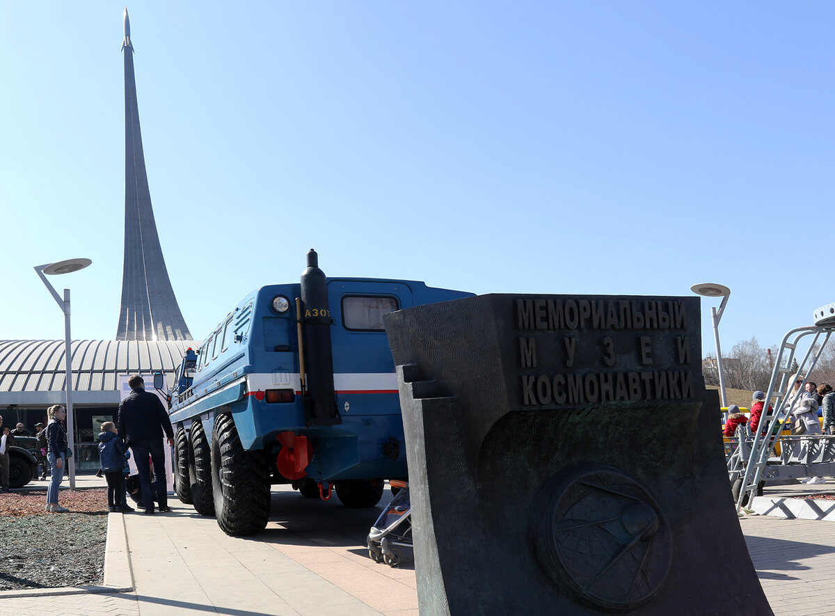 все автомобили данного семейства, а также шнекоход и спускаемый аппарат выпустили в масштабе 1:43 компанией Dip models 