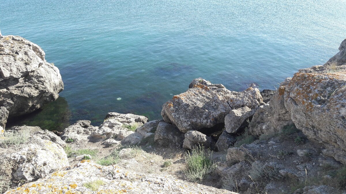 Известняковые скалы на Казантипе.