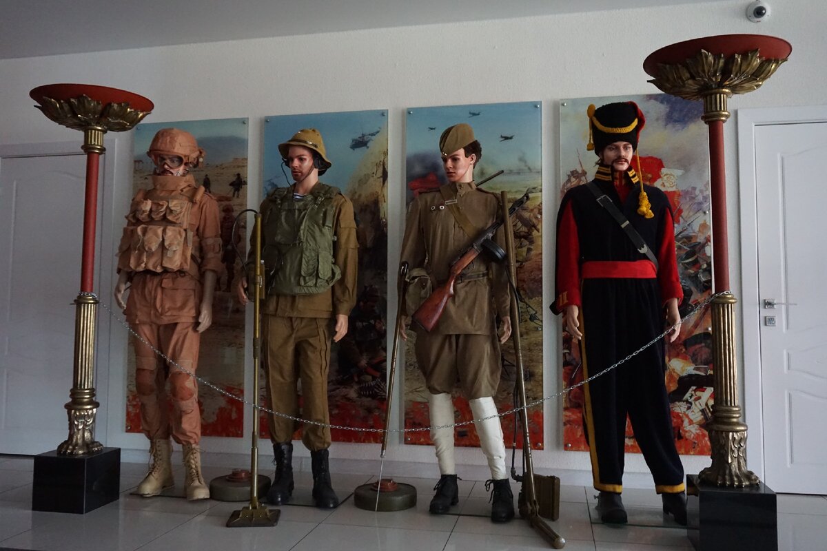 полевая форма наших Вооруженных сил, начиная со времен французской войны и до операции в Сирии