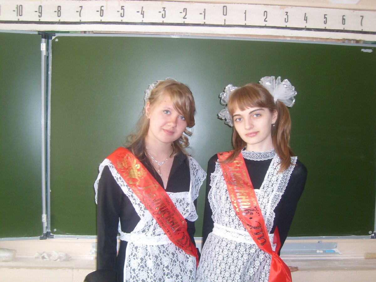 Мой последний звонок 2009 г. Я слева. Справа дорогая подруга.