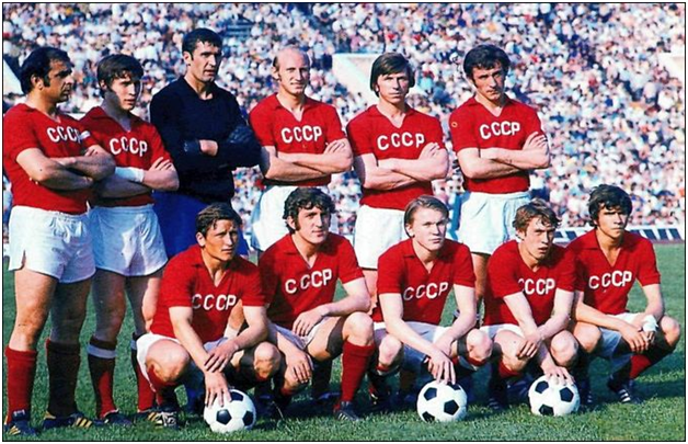 Сборная СССР (слева направо): верхний ряд – Муртаз Хурцилава, Евгений Ловчев, Евгений Рудаков, Сергей Ольшанский, Виктор Папаев, Владимир Капличный; нижний ряд – Виктор Кузнецов, Аркадий Андреасян, Олег Блохин, Владимир Онищенко, Владимир Мунтян. 10 июня 1973 года.