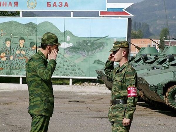 Военнослужащие 102-й российской военной базы в Гюмри (город в Армении)
