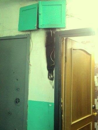 Смотрит Маша, а вокруг звонка обгоревшее все! Фото взято из открытых источников.