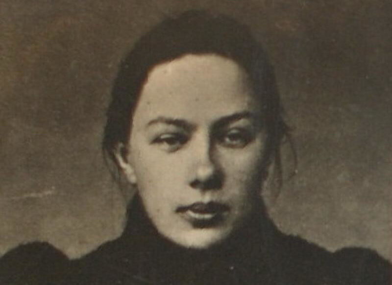 Так на самом деле выглядела надежда Крупская в этот период (сравните еще раз с картиной) , фото начала 1900-х годов. 