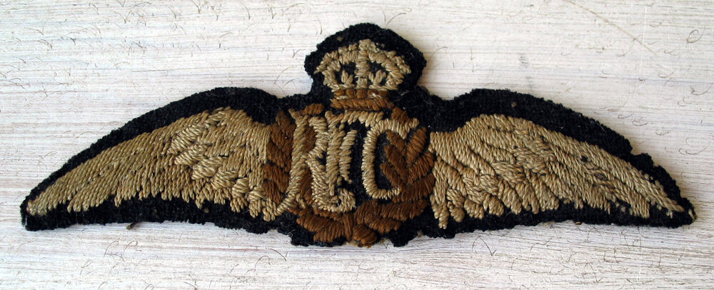 Эмблема Русского Авиационного Корпуса в Англии (Royal Flying Corps). (Фото из семейного архива Кранчли)