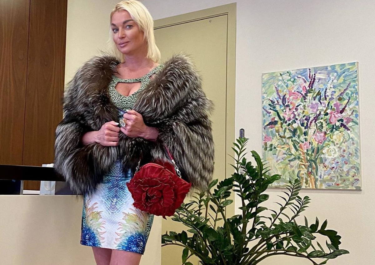 Образ балерина дополнила яркой сумкой-цветком