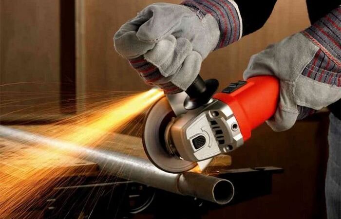 Искры от болгарки: стоит ли их опасаться во время работы