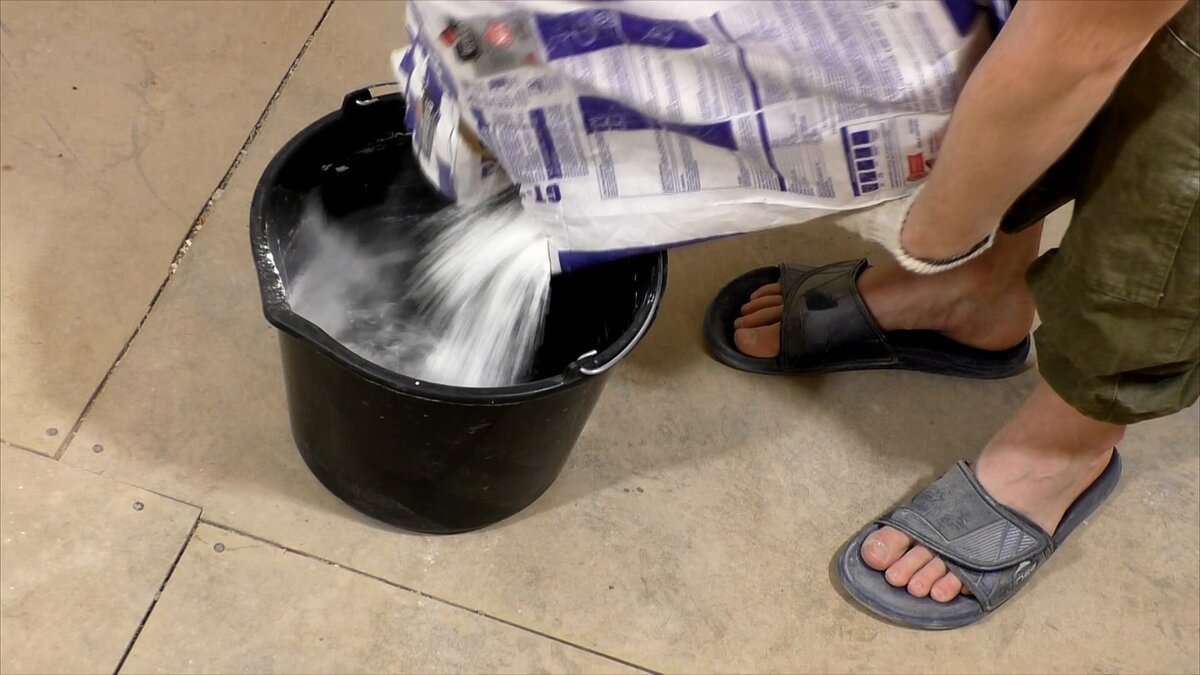 На кадре из видео: Добавляю порошковую шпаклевку в воду.