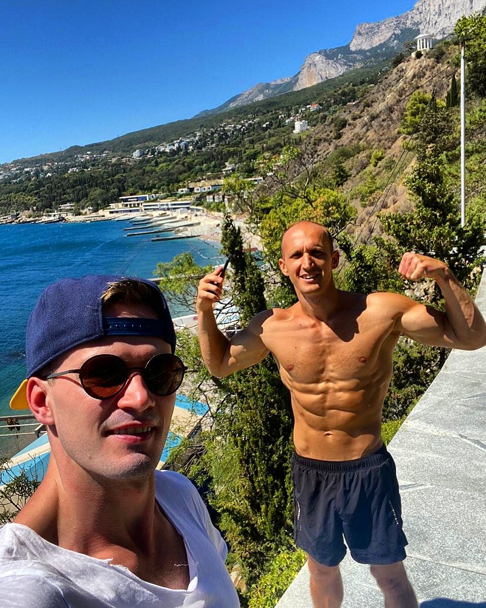 Это мы с другом в Крыму, он тоже уволился с военки, но по окончанию контракта в звании капитан.