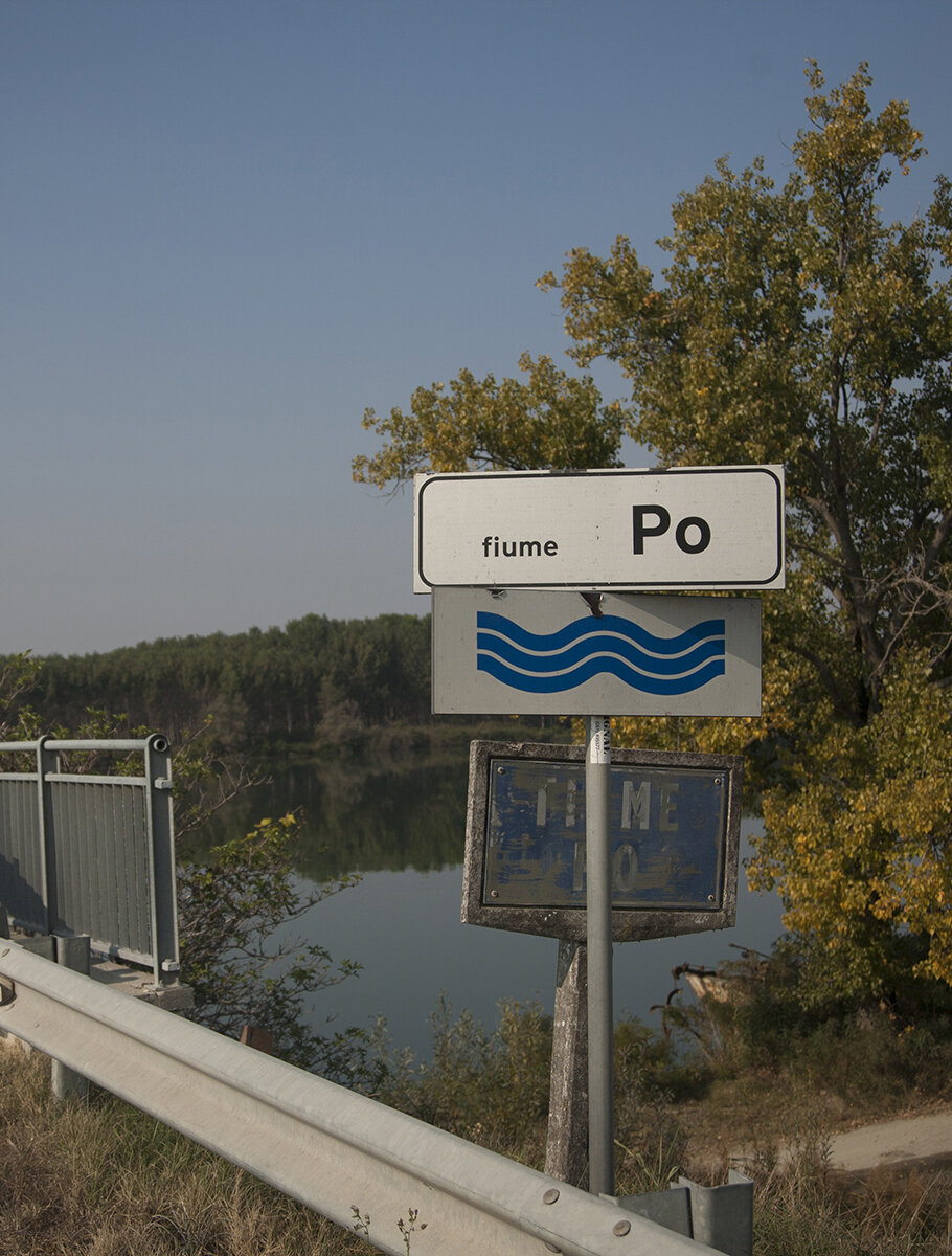 Один из многочисленных мостов через реку По.