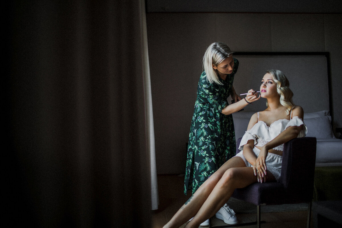 Вроде бы в платье, но в кроссовках.