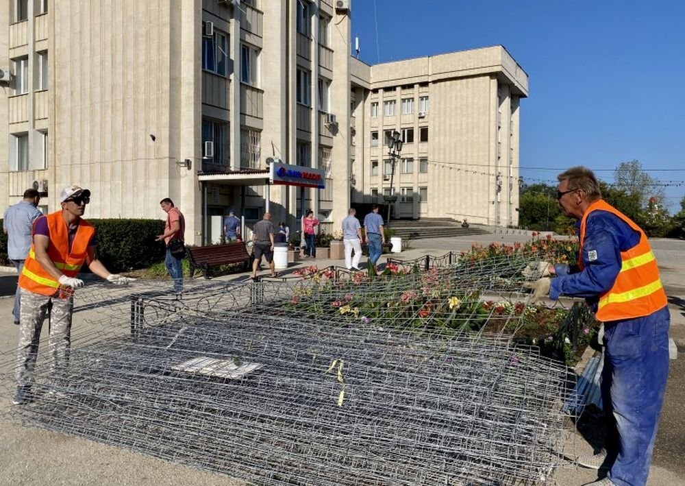 Работы у здания Гагаринской администрации в Севастополе. Фото: sev.gov.ru