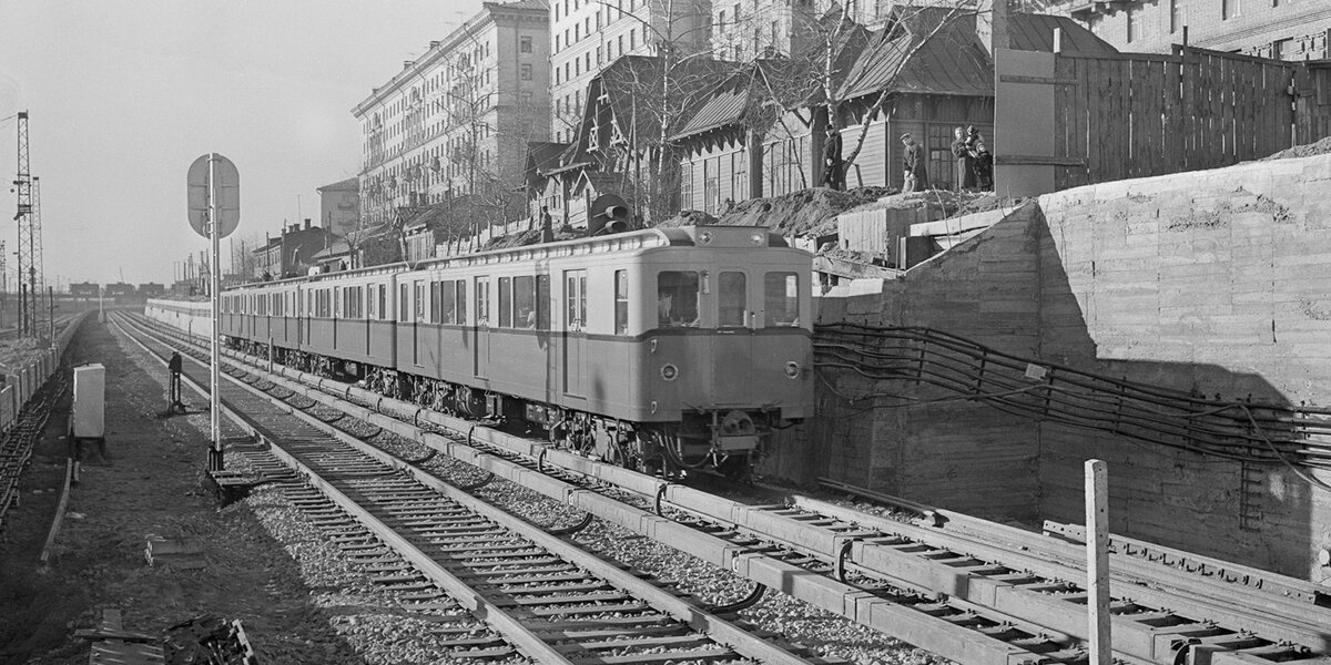 Поезд метро на линии между станциями «Студенческая» и «Кутузовская». 9 ноября 1958 года. Главархив Москвы
