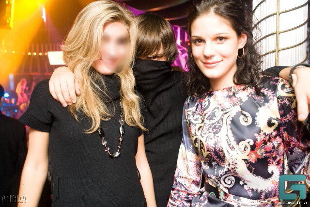 На фото со мной девушка из моей школы, параллельный класс, я устроила ее на работу на ресепшн вместе с собой в один момент. Затем мы разошлись по отделам, но продолжали общаться. А фотография сделана в клубе Опера милой девушкой клубным фотографом - Аришкой, ее подпись слева. Приятные воспоминания :)