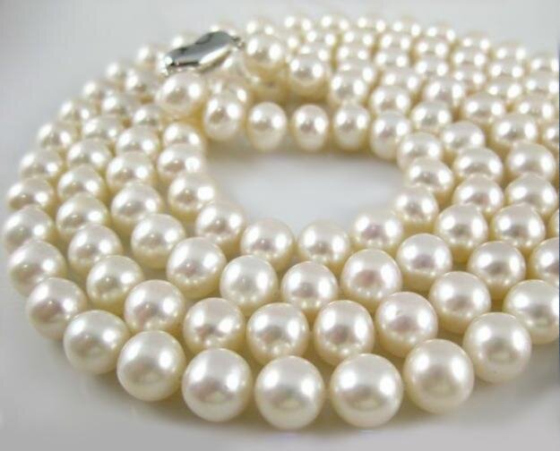         Любое событие спустя годы приобретает другой оттенок. Что поначалу было черным, спустя время перестает быть таковым, а, может быть, даже становится семейным преданием, которое передается далее, как смешная история.            Новый год для ребенка волшебный праздник, когда сбываются мечты. А если еще этот праздник случается провести у бабушки в деревне, где пушистая зеленая елка стоит не только в доме, но и во дворе, и рядом с ней залита горка, с которой можно кататься самим, без взрослых. Где после утомительной, но радостной прогулки заходишь в дом, а там стоплена большая русская печь, на столе стоит горячий самовар, и к чаю подают пироги и сладости. А после чая за большим столом, можно всем вместе участвовать в конкурсе на лучшую снежинку. 
          Хотя стоп, скорее это мои нереализованные мечты детства, и мои племянницы воспринимали тот Новый год не так восторженно. Но все же все было – и самовар, и чай, и конкурс на лучшую снежинку. Бумаги нарезали ворох, и пока украшали снежинками елку, так на столе и оставили. На украшенной елке, девочкам приглянулись какие-то украшения. Они долго их разглядывали, шептались, и строили только им ведомые планы. И все же решились: 
        - Бабушка, а можно мы возьмем себе эту птичку и этого медведя.
        - Конечно, родные, берите, что хотите. 
        Гости засобирались, но перед отъездом, как положено, стали помогать бабушке убраться. Девочкам было позволено бросить ворох бумаги в печь, благо трубу еще не закрывали. Бумага весело занялась, сгорела, оставив у детей ощущение причастности к делам взрослых, к топящейся печи подходить им было запрещено. 
        Все разъехались, прошло время. Мне звонит мать:
       - Не могу найти жемчужные бусы, – она одевала их на праздник. «Жемчуга», как мы их называли в семье, матери подарил на юбилей отец, и были они не нынешние искусственно выращенные, а самые что ни наесть натуральные, огромные и ослепительно притягательные в своей красоте. – ты не помнишь случайно, где я их сняла. 
        - Не, ма, не помню. Приеду, поищем, может упали, да закатились куда-нибудь, не паникуй.
        В следующий мой приезд мы перевернули весь дом, двигали мебель, поднимали ковры.
         - Я знаешь, что думаю – говорила мне мать – я же сказала девочкам, берите, что хотите, может они и взяли. Что делать ума не приложу: и жемчуга жалко и как сказать не знаю. 
        - Не, ма, все оставить надо как есть, не спрашивать. Что случилось, то случилось.
        На том и порешили. 

Прошло время, случилось мне чистить печь у родителей. Смотрю в пепле блеснуло что-то. Да, золотая застежка от «жемчугов». Вот все и стало понятно. После застолья мать сняла бусы и положила их тут же на столе. Ну а дальше, конкурс на снежинку, ворох бумаги, печь, огонь и пепел. 
        Брату, невестке и девочкам мы так и не рассказали. Зато сами с удовольствием вспоминали эту историю. Матери купили другие бусы, не столь красивые, не столь желанные, но все же. Когда-то придет время я расскажу эту историю подросшим девочкам, и станет она для нас веселой семейной легендой. 
