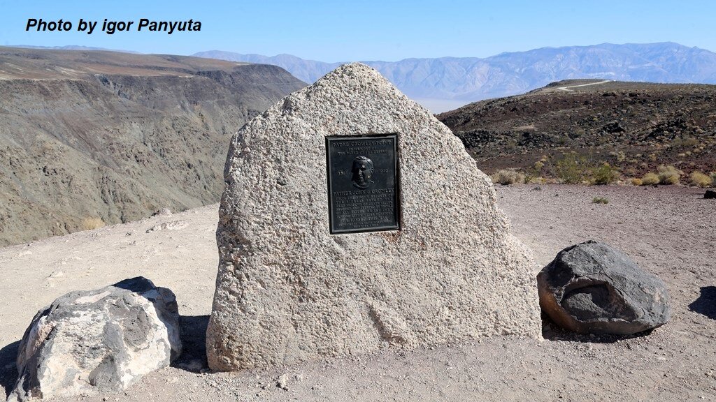 Памятный знак «Father Crowley» возле наблюдательной площадки на каньон