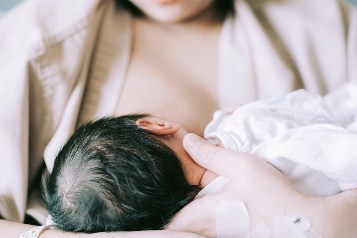 Почему кормящим. Обнимать ребенка при кормлении. Breastfeedi g.