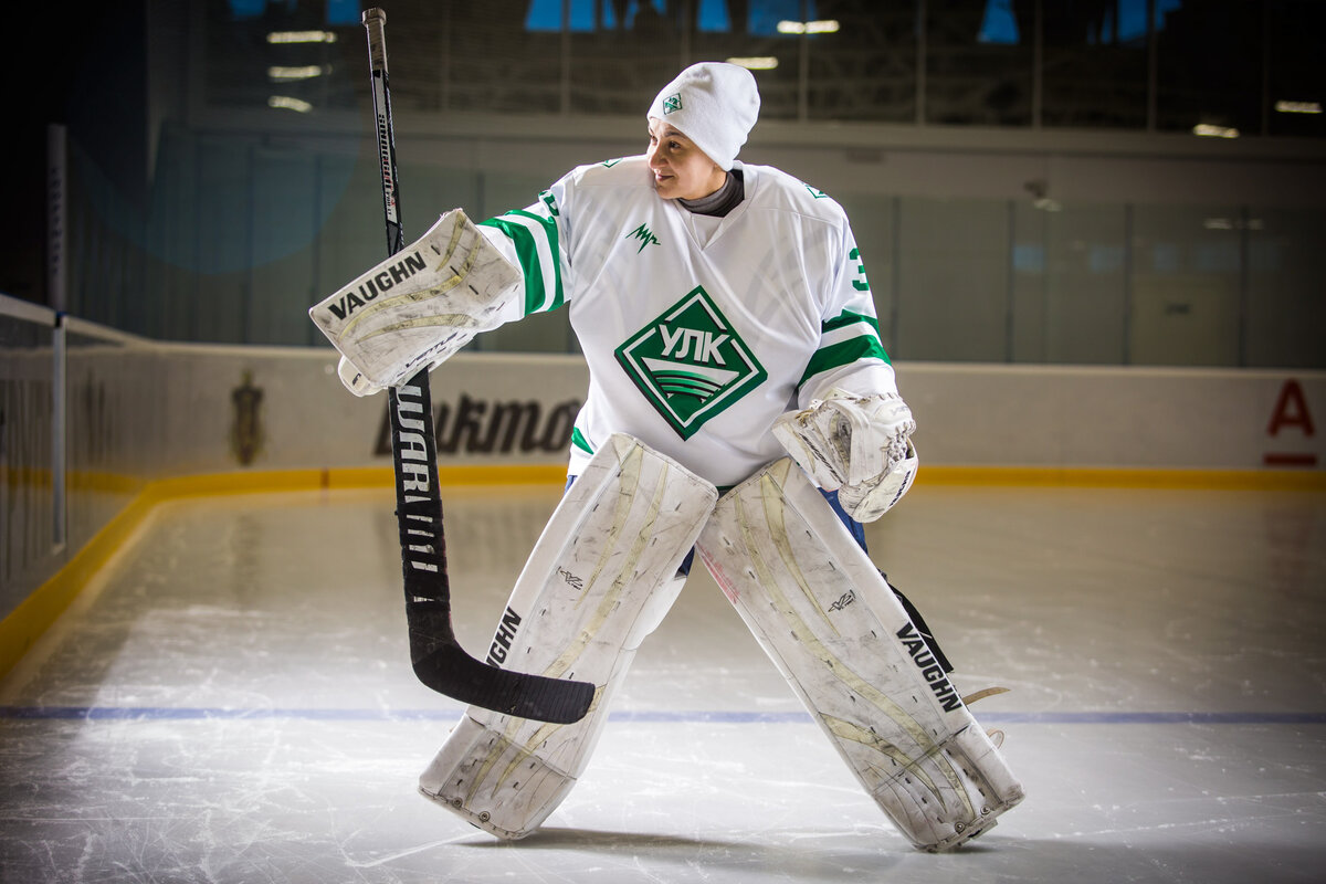 Тренер бабушек-хоккеисток Мария Онолбаева — многократный чемпион России, участница Олимпийских игр.