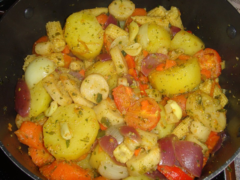 Тушеные котлеты картофелем. Блюда из тушеных овощей. Тушеная картошка с овощами. Тушеная картошка с морковью и луком. Картошка с мясом и овощами.