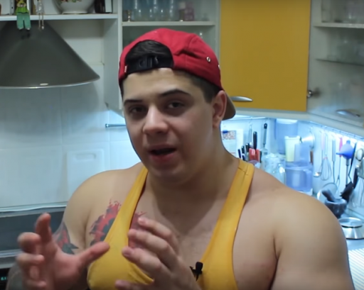 Виталий Дан на массе. Вес тут под 120 кг. Как видите лишнего веса хватает.