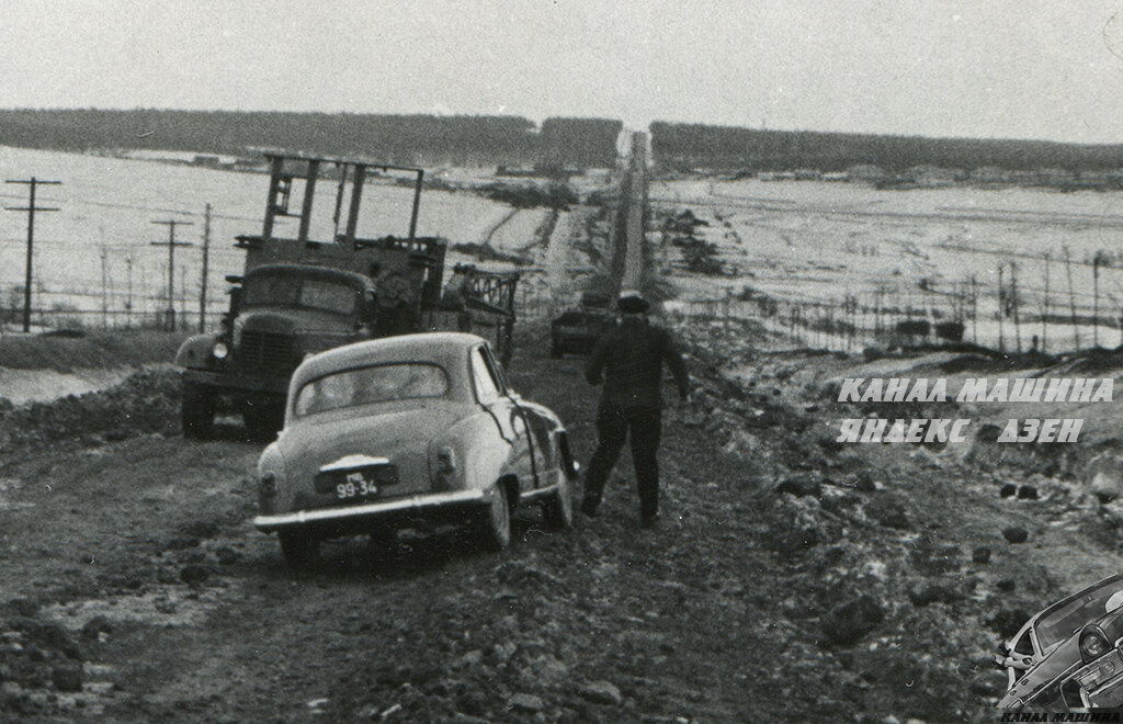 Вот это снежно-земляное месиво – и есть трасса «Москва–Симферополь», известная всем сегодня как М2 «Крым». На фото – контролер из автомобиля Simca Aronde проверяет состояние обочины для объезда ямы