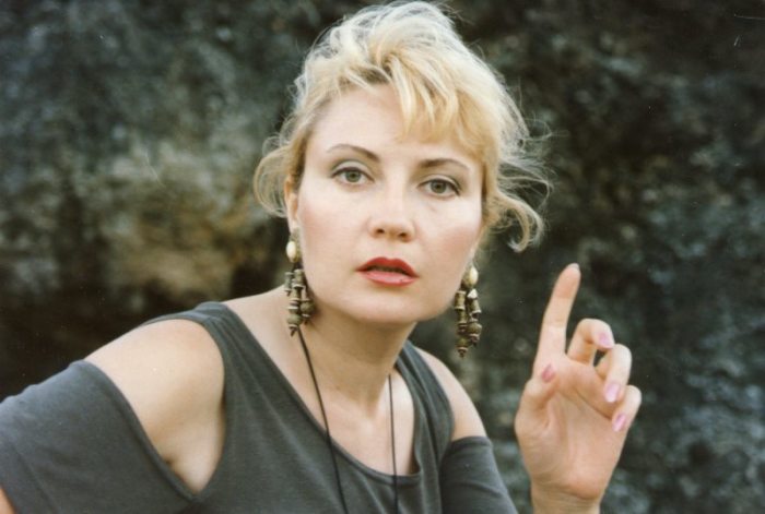 Сменила фамилию и уехала в другую страну. Как сейчас живет 63-л. актриса из 