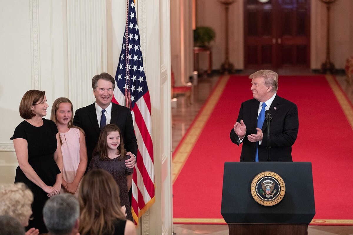 Бретт Кавано с семьей и Дональд Трамп.