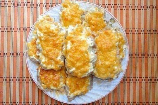 ТОП-6 рецептов мяса по-французски:
1. Мясо по-французски с помидорами
Ингредиенты:
Свиная шейка — 700 г-2