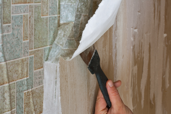 Отрываем обои снизу вверх