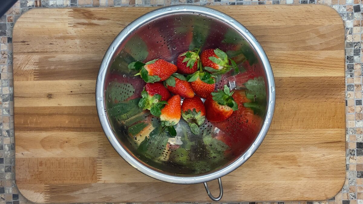 Стеклянные розы из клубники.