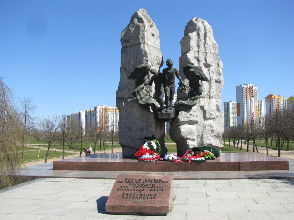 Монумент воинам. Мемориал воинам афганцам в Санкт-Петербурге. Памятник воинам интернационалистам СПБ. Мемориал воинам-интернационалистам («афганцам»). Парк интернационалистов памятник.