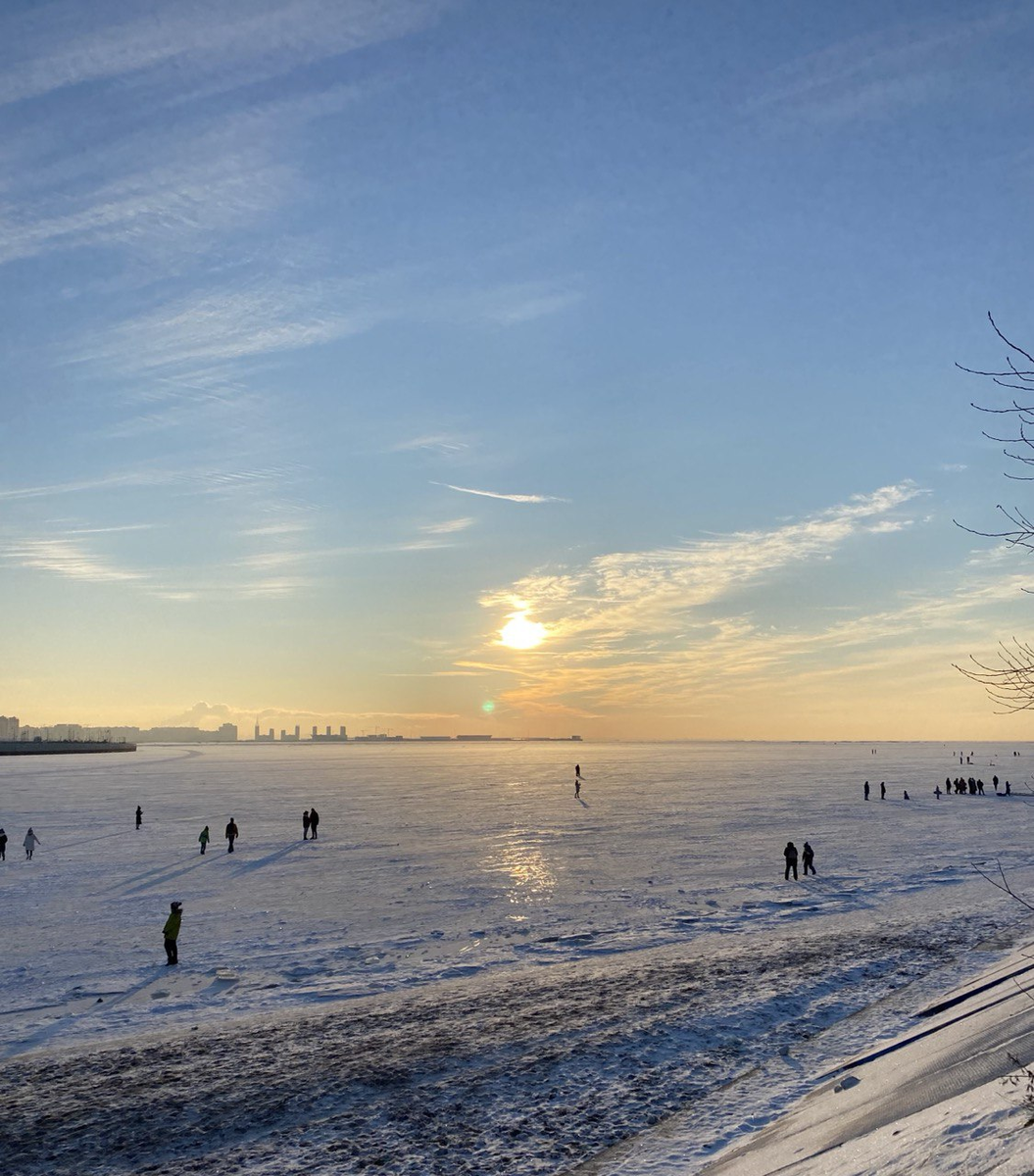 В Петербурге мороз: люди гуляют по заливу, кутаются в шарфы и греются чаем в термосе