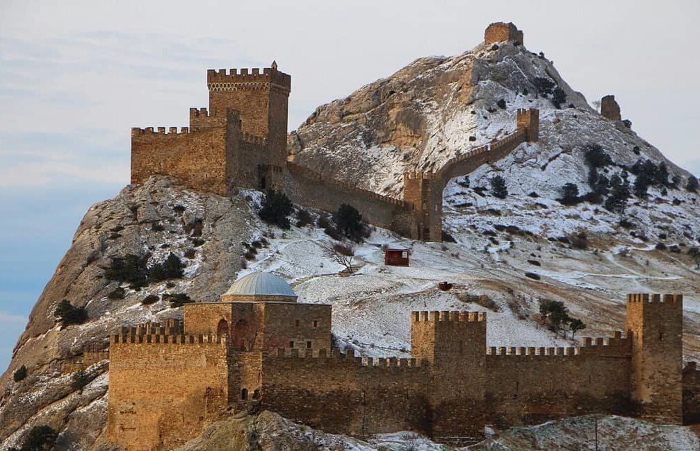 По легенде, записанной в позднем источнике «Судакском синаксаре», Генуэзская крепость была построена в 212 году аланами...