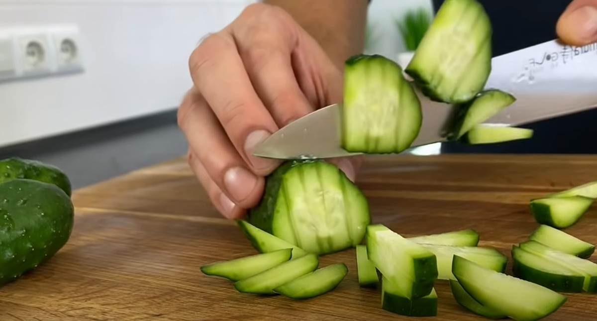 Салат с курицей с грибами - нарезаем грибы