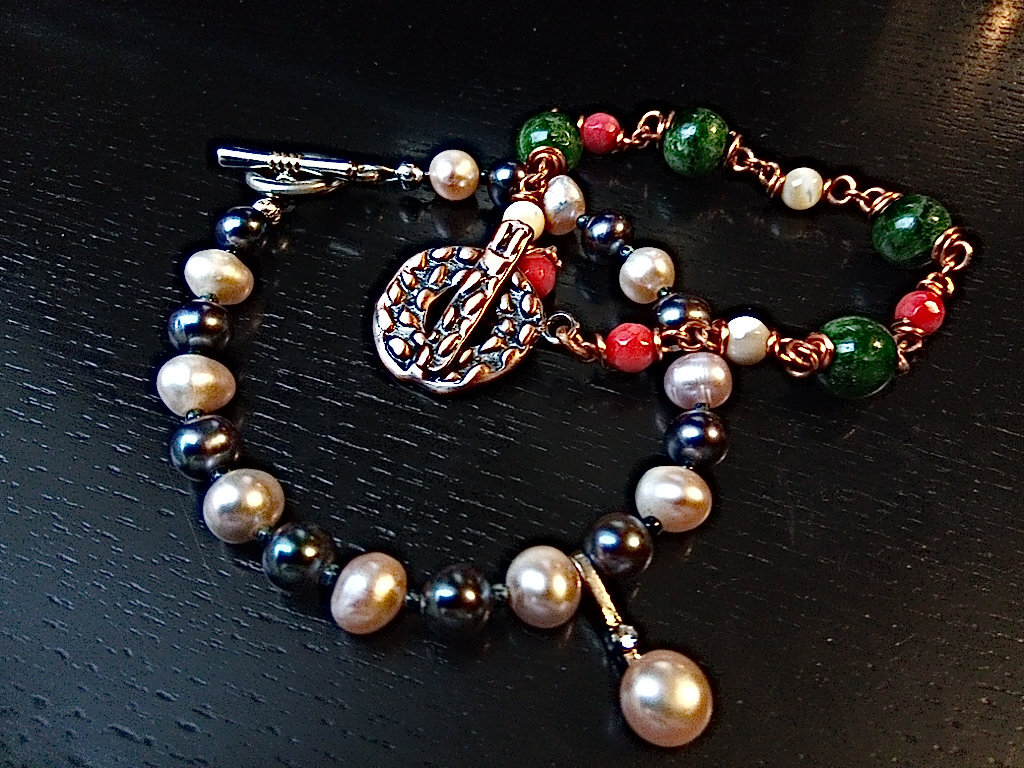 Браслеты из темного и розового жемчуга и из хромдиосида, красного коралла и персикового перламутра. Фото из личного архива.