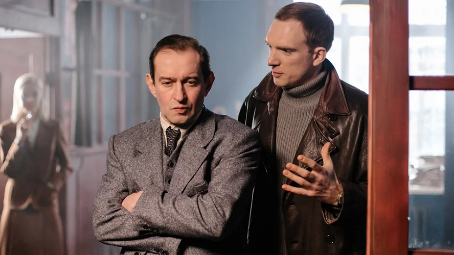  На more.tv и КиноПоиск HD идет ретродетектив «За час до рассвета», в котором ветеран Великой Отечественной войны Денис Журавлев (Андрей Бурковский) под присмотром наставника по кличке Сатана (Константин Хабенский) внедряется в преступную банду, чтобы очистить родной город от криминала. Вспоминаем, как истории про агентов под прикрытием рассказывали в разных жанрах.