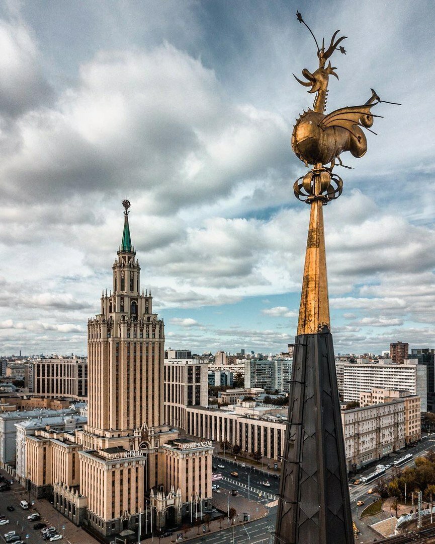 Какого центрального. Дракон на шпиле Казанского вокзала. Дракон Зилант на шпиле Казанского вокзала. Шпиль Казанского вокзала в Москве. Зилант на шпиле Казанского вокзала