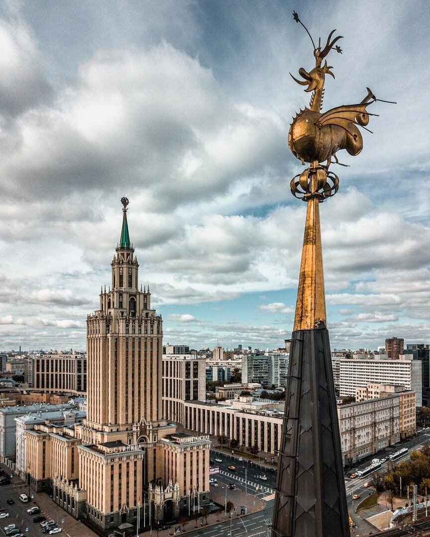 Какого центрального. Дракон на шпиле Казанского вокзала. Дракон Зилант на шпиле Казанского вокзала. Шпиль Казанского вокзала в Москве. Зилант на шпиле Казанского вокзала.