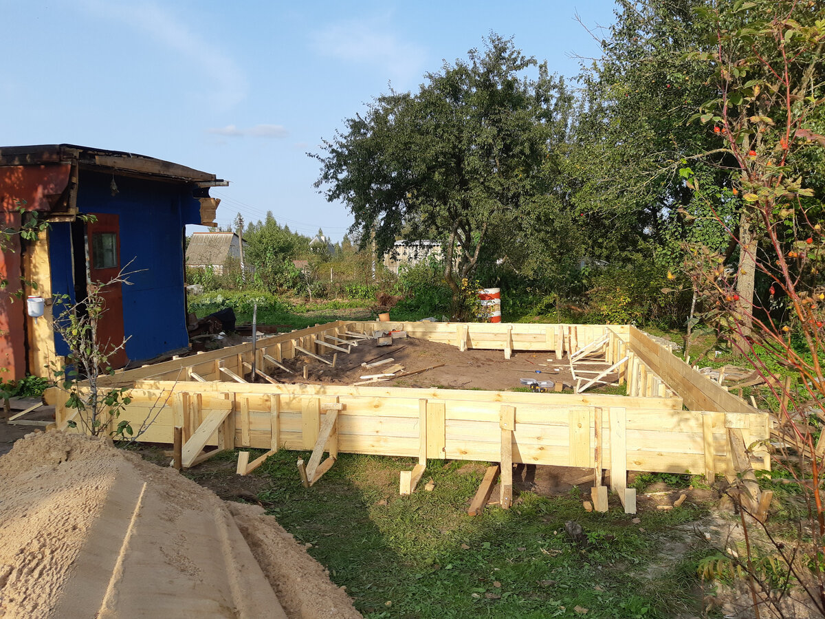 часть вагончика пришлось отпилить, т.к. занимал много места...