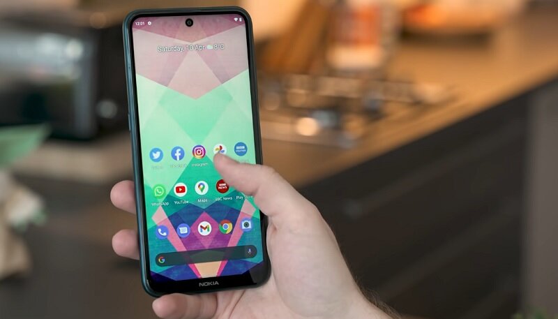 Вам может показаться, что смартфон находится в чехле. Но это не так. Скрин: YouTube-канал The Tech Chap