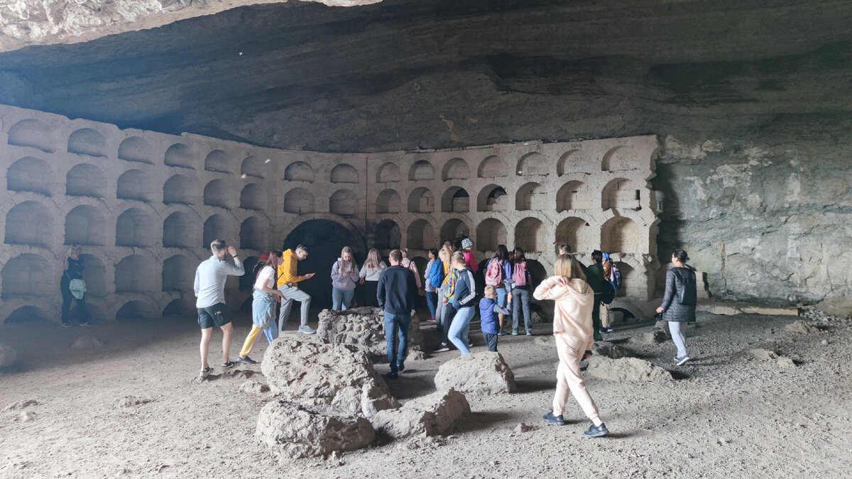 Грот Шаляпина на Голицынской тропе - народу, как на Красной площади
