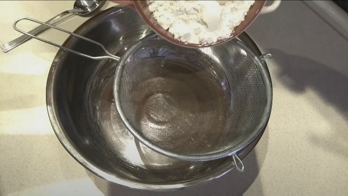 Муку просеять через сито