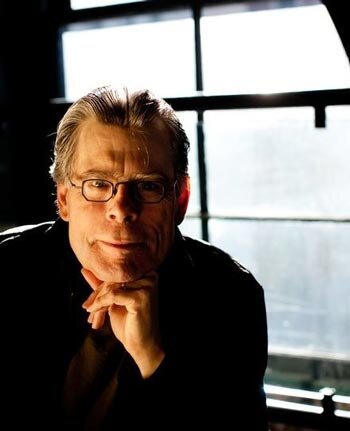 Стивен Эдвин Кинг (Stephen Edwin King, год рождения 21.09.1947, Портленд, Мэн, США и по настоящее время) – американский писатель, автор романов, которые разошлись более 350 млн. экземплярами.