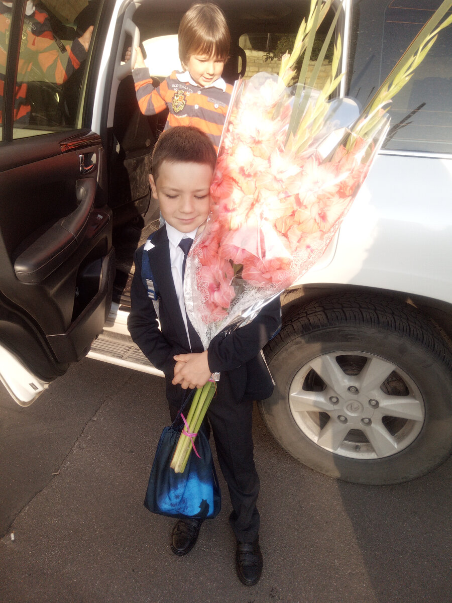 На фото: почти год назад сын идет в 1-й класс. Костюм, рубашка и галстук - "Ostin kids", ботинки - Ecco...