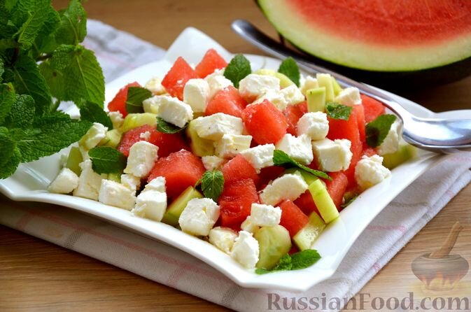 арбуз, огурцы, сыр фета, мята свежая, масло оливковое, уксус винный белый, соль, перец чёрный молотый