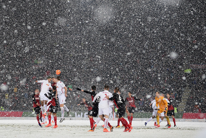 А вот случай, когда зеленое становится белым.