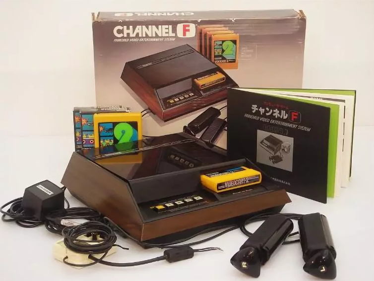 Начали приставка. Игровая приставка Magnavox Odyssey. Консоль Magnavox Odyssey. Magnavox Odyssey первая игровая приставка для телевизора. Игровая консоль Atari 2600.