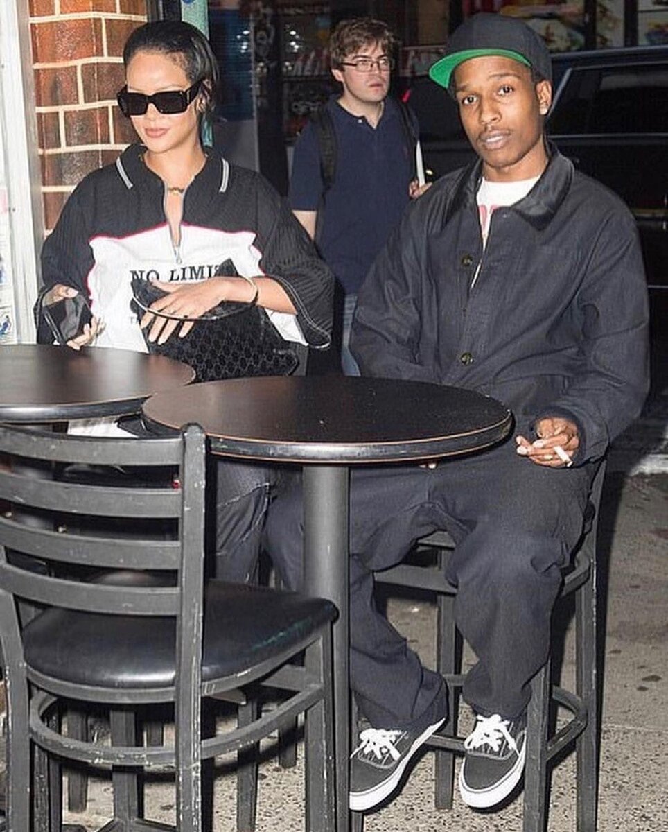 На фото Asap, совместно со своей девушкой, мировой звездой - Rihanna