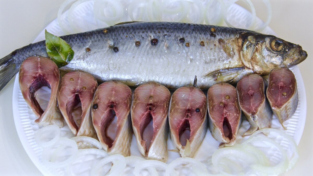 Три рецепта маринада для сельди от Клопотенко: есть рыбу можно уже через сутки
