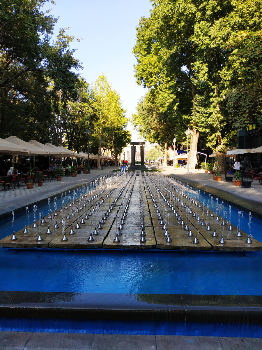 Парк Эребуни-Ереван и 2750 фонтанов сегодня. По обеим сторонам - кафе. Авторское фото